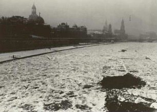 Dresden, Blick von der Carolabrücke elbabwärts über die Elbe auf die Altstadt mit tauendem Eisstand