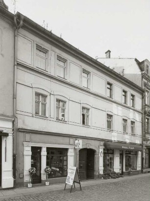 Pirna, Wohnhaus : Pirna, Altstadt. Wohnhaus mit Läden. Straßenansicht