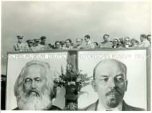 Ehrentribüne mit Mitgliedern der sowjetischen Besatzungstruppen