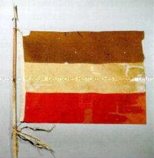 Nationalflagge des Deutschen Reiches an Speer eines afrikanischen Eingeborenen