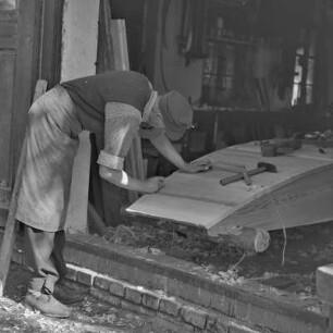 Die Handwerkliche Kunst des Kahnbaues in Kaupen bei Lübbenau. : Rjemjeslniske wuměłstwo čołmotwarstwa na Kupach pola Lubnjowa.