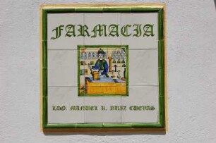Cordoba - Bemalte Kachel an einer Apotheke : Firmenschild aus bemalten Kacheln an einer Apotheke, aufgenommen im Mai 2007 in Cordoba