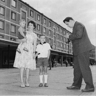 Ein Mann fotografiert seine Frau und die beiden Söhne