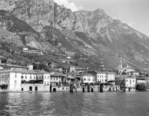 Gargnano : Blick vom Gardasee nach Gargnano