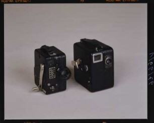 Objektbild für Katalog "Lebende Bilder. Eine Technikgeschichte des Films", 16-mm-Kinamo KS 10 von der Zeiss Ikon AG, Dresden 1932 (links) und 16-mm-Motocamera 16 von Pathé Frères, Paris 1928