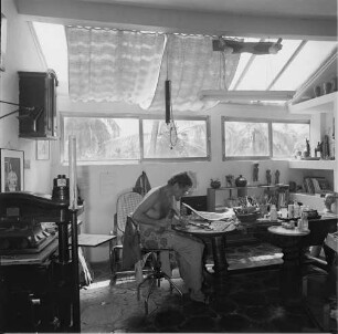 Salvador (Bahia). Der Maler und Graphiker Hansen-Bahia (1915-1978) bei der Arbeit