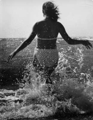 Ostseeurlaub 1959. Mann (Frau) läuft mutig in`s Wasser