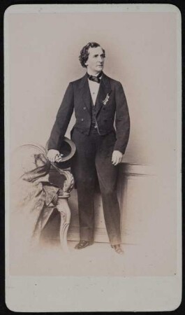 Porträt Emil Devrient (1803-1872; Schauspieler). Albuminabzug auf Karton (Carte-de-visite mit Atelieraufdruck verso)
