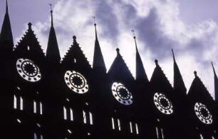 Stralsund - Rathausgiebel : Giebel am Rathaus Stralsund. Aufgenommen 2001