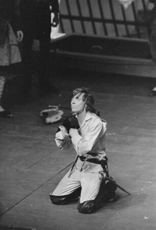 Szenenbilder aus "Die Räuber", Drama von Friedrich Schiller mit Musik von Tilo Müller-Medek (R: Manfred Karge und Matthias Langhoff; Dekor: Pieter Hein). Volksbühne Berlin, Premiere 10.02.1971 (legendäre DDR-Inszenierung) : Mit Hans Teuscher, Arno Wyzniewski, Günther Junghans, Heide Kipp, Gabriele Gysi, Klaus Mertens, Werner Tietze, Bodo Krämer, Dieter Montag, Carl-Hermann Risse, Michael Narloch, Berko Acker, Helmut Straßburger