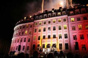 Dreden-Altstadt, Neumarkt 1-3. QF Hotel mit Weigelschem Haus sowie Wohn- und Geschäftshaus. Ansicht zur Einweihungsfeier mit Feuerwerk und rot angestrahlt