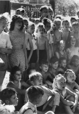 Zeltlager der "Sozialistischen Jugend Deutschlands - die Falken" in Hohenbuchen/Poppenbüttel. Kinder und Jugendliche singen gemeinsam