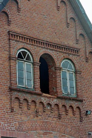 Seefeld 22: traufständiges Bauernhaus aus Backstein: Giebelseite Wirtschaftstrakt, Teilansicht: Feld mit Rundbogenfenstern und Backsteinzier, unter Ortgang steigender Bogenfries