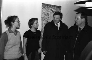 CDU: Wahlkampfveranstaltung zur Landtagswahl: Bildungszentrum: Ahrensböker Straße: Wohnblock mit Studentenwohnungen: CDU-Spitzenkandidat Volker Rühe und CDU-Ortsvorsitzender Adelbert Fritz im Gespräch mit Studentinnen Silvia Klein und Kathleen Hinz: 1. Februar 2000