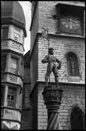 Keine Beschreibung [Biel: Venner-Brunnen mit Kirche, nahe]