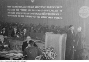 Parteidokumente an Landesleitung, 26. September 1951 & Tagung der Landesleitung der SED, Übergabe der neuen SED-Parteidokumente, 1951