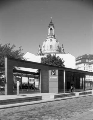 Dresden-Altstadt, Tzschirnerplatz. Blick von der Einfahrt der Tiefgarage zur Frauenkirche