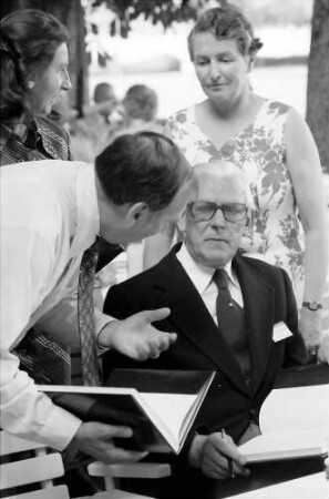 25. Jubiläumstagung 1975 Medizin; Bayrisches Frühstück; Tischreihen: Adolf Butenandt