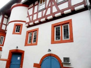Stadtbild-Hof der Gayling von Altheim (erbaut 1555) - Ansicht über Traufseite - mit Torbogen (Jahr 1555 im Schlußstein) sowie Fenstersturz mit Jahr 1559 (Bauinschrift)