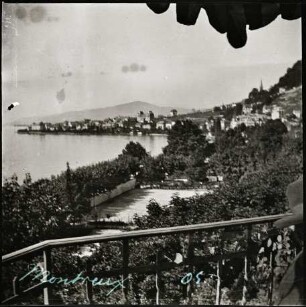 Montreux-Territet. Blick auf Montreux vom Balkon des Hotel des Alpes aus