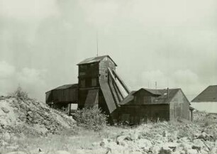 Cinovec (Böhmisch Zinnwald), Petrischacht inmitten von Halden. Ansicht von Süden