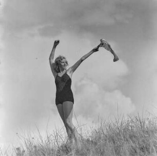 Frau im Badeanzug am Strand