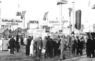 Messestände auf der Reichsnährstandausstellung 1939 : Messestände auf der 5. Reichsnährstand-Ausstellung 1939 in Leipzig. Im Vordergrund Besucher.