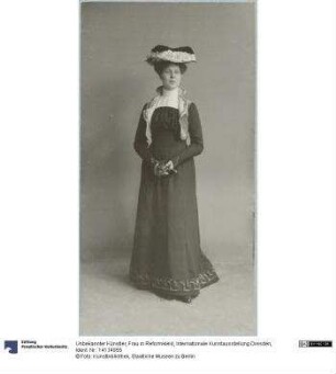 Frau in Reformkleid, Internationale Kunstausstellung Dresden