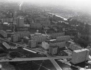 Luftaufnahme, Blick von Norden auf die Siedlung Springprojekt mit dem St. Agnes-Gemeindezentrum. Berlin-Kreuzberg, Nauenburger Straße