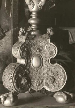 Unbekannter Künstler. Leuchter. Zinn. 17. Jh. Detail: Fuß mit reicher Ornamentik. Prag (Praha/Tschechien), Kirche St. Maria vor dem Teyn