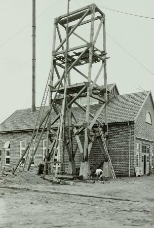 Güstrow, Heideweg. Umbau eines Produktionsgebäudes (nach 1945 VEB Bauelemente Walter Griesbach). Hölzerner Tragegerüstturm im Bau