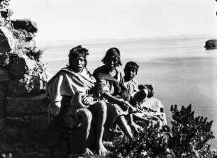 Jungengruppe auf der Isla del Sol : Gruppenprotrait dreier Jungen auf der Isla de la Sol.
