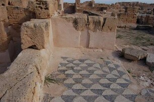 Libyen - römische Ausgrabungen : Hausfragment mit Mosaikfußboden, römischen Hafen-und Handelsstadt Sabrata am Mittelmeer, heute Weltkulturerbe der UNESCO, aufgenommen 2006