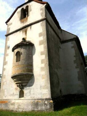 Kirchturm von Ostnordosten mit Chorapside und Biforium (reiche Ornamentierung und Steinplastiken) sowie Langhaus im Ansatz