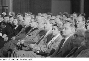 Max Opitz, Wilhelm Pieck sowie Otto und Johanna Grotewohl im Publikum der Eröffnung der Herbstmesse 1950