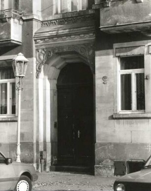 Dresden-Neustadt, Pestalozziplatz 10. Wohnhaus (um 1910), Portal