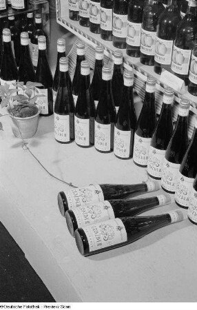 Alkoholika der bulgarischen Sektion auf der Leipziger Herbstmesse 1954