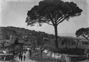 Istanbul-Üsküdar, Blick auf die Stadt. Auf der Straße wohl Schiffsreisende auf einem Landausflug