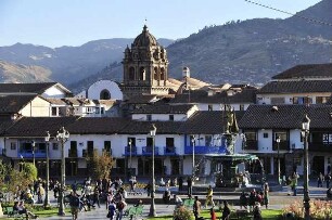 Cusco - Plaza de Armas mit Brunnen : Blick über die Plaza de Armas mit dem Monumentalbrunnen zum Turm der Kirche La Merced. Aufgenommen am 1. September 2011 in der Altstadt von Cusco