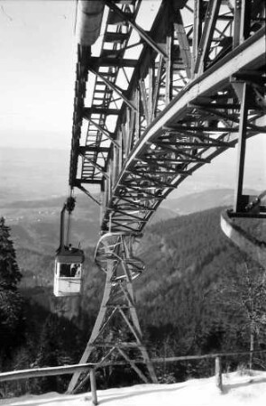 Schauinsland: Laufträger an der Bergstation mit Kabine; mit Schnee im Vordergrund