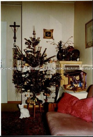 Weihnachtsbaum und Weihnachtskrippe