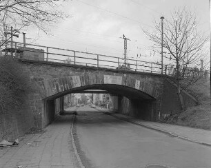 Freiberg (Sachsen), Forstweg mit Bahnüberführung. Blick von der Marienstraße