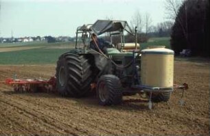 Fotografie: Gartenbautechnik-Freiland, Aussaat, Einzelkornsämaschine, Terrareifen