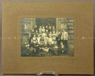 Lehrerin mit Schulklasse