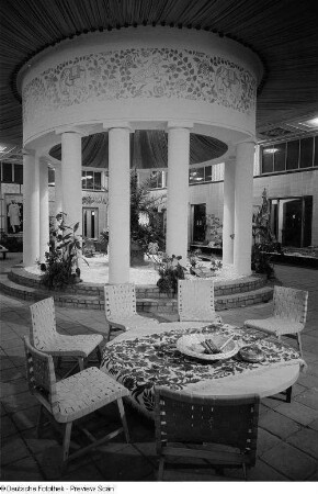 Innenaufnahme des Indischen Pavillons der Leipziger Herbstmesse 1954
