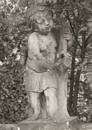 Putto: Februar : Putto im Ehrenhof (Ostrand), Höhe 1,20m