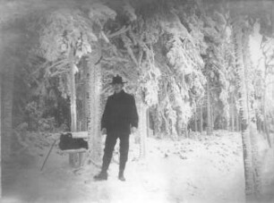 Osterzgebirge. Wanderer unter verschneiten Bäumen in der Nähe von Zinnwald