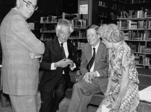 Feier des 80. Geburtstags von Hanns Swarzenski im Zentralinstitut für Kunstgeschichte in München: Swarzenski, Willibald Sauerländer und Brigitte Horney im Gespräch