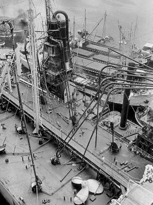 Hamburg. Im Freihafen wird Getreide mittels eines Getreidehebers (Bildmitte) gelöscht und in Leichter transportiert