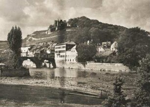 Bad Kreuznach an der Nahe. Blick über die Altststadt mit der alten Nahebrücke zur Anfang des 13. Jh. errichteten Ruine der Kauzenburg